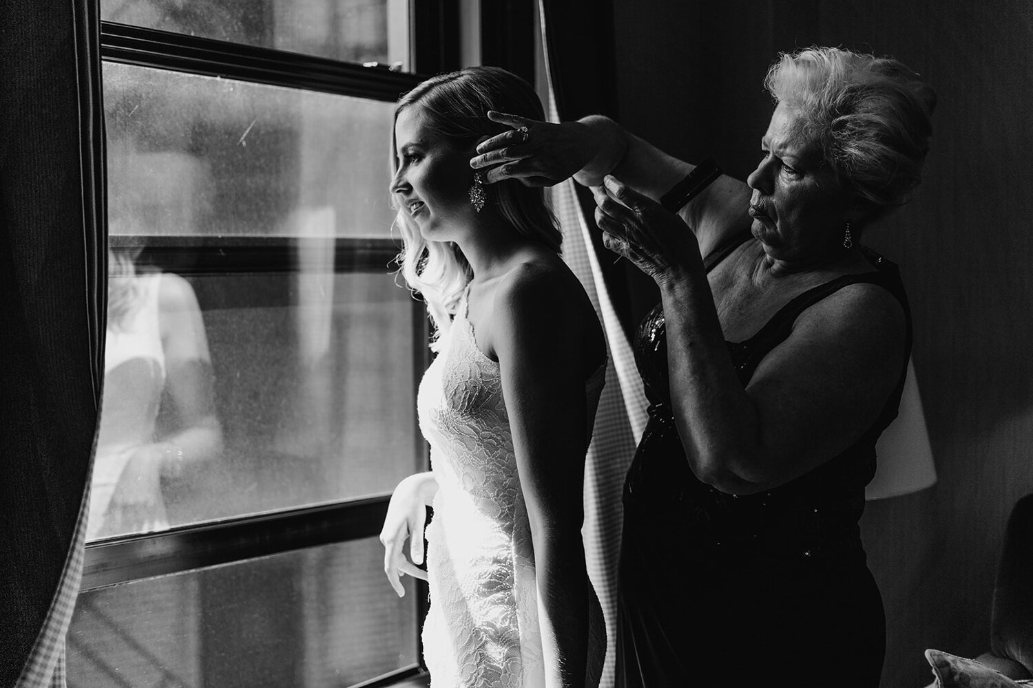 bride gets ready for her wedding day in Chicago
