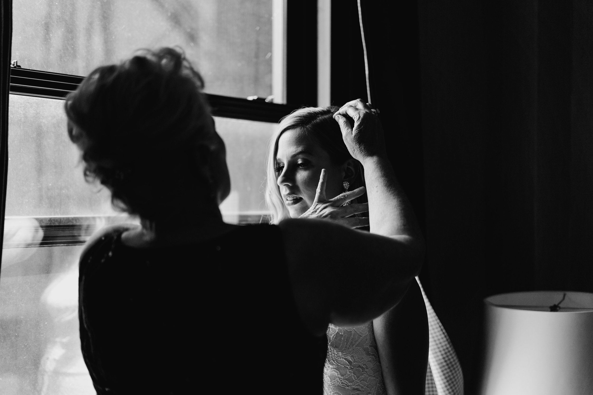bride gets ready with her family the morning of her wedding